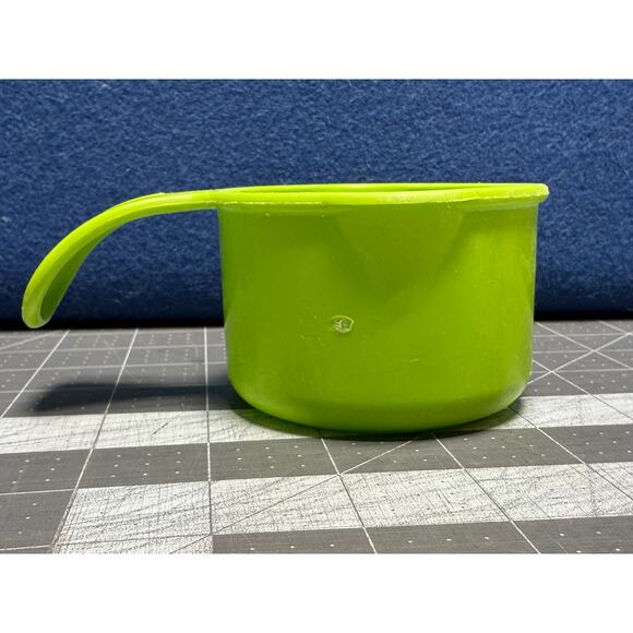 Nested Green Tupperware Measuring Cups with Curved Green Handle Set of 6 - Picture 10 of 10
